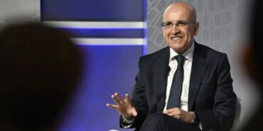 Şimşek İstifa İddialarını Gülerek Yalanladı