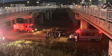 Köprüden Uçan Araçta İki Genç Yaralandı!