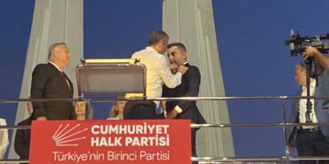 CHP’ye katılan iki vekil, rozetlerini aldı!