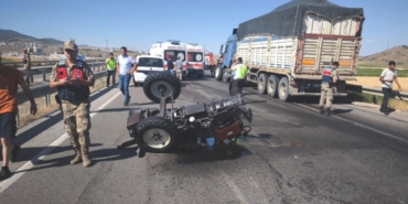 TIR’ın Çarptığı Traktör İkiye Bölündü! 2 Yaralı