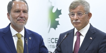 Erbakan ve Davutoğlu’nun Bronz Tenleri Gündem Oldu