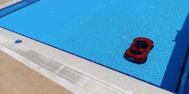 Akülü Arabayla Oynarken Havuzda Boğulma Tehlikesi