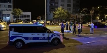 Kadına Çarpan Kamyonet, Otomobil Tarafından Ezildi!