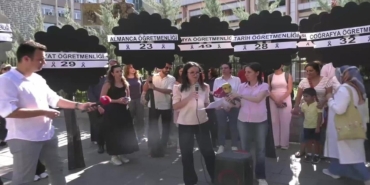 Öğretmenlerden MEB Önünde Ek Atama İsyanı