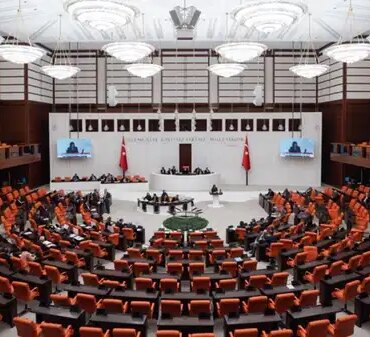 Trafik Yasası Teklifi Meclis’te Askıya Alındı Trafik Yasası Teklifi Meclis’te Askıya Alındı