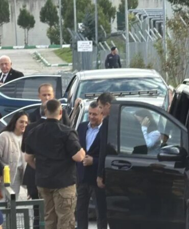 Özgür Özel, Tutuklu İBB Başkanı’nı Ziyaret Etti Özgür Özel, Tutuklu İBB Başkanı’nı Ziyaret Etti