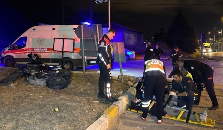Uşak’ta Motosiklet Kazasında 1’i Ağır 2 Yaralı! Uşak’ta Motosiklet Kazasında 1’i Ağır 2 Yaralı!