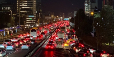 İstanbul’da Trafik Yoğunluğu Yüzde 83’e Ulaştı! İstanbul’da Trafik Yoğunluğu Yüzde 83’e Ulaştı!