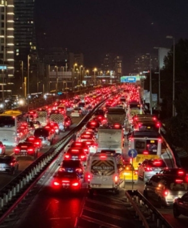 İstanbul’da Trafik Yoğunluğu Yüzde 83’e Ulaştı! İstanbul’da Trafik Yoğunluğu Yüzde 83’e Ulaştı!