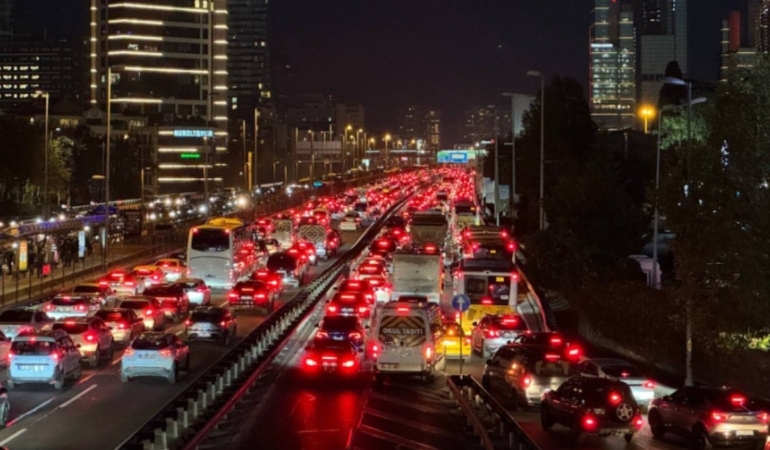 İstanbul’da Trafik Yoğunluğu Yüzde 83’e Ulaştı! İstanbul’da Trafik Yoğunluğu Yüzde 83’e Ulaştı!