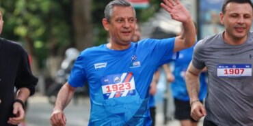 Özgür Özel, İstanbul Maratonu’nda Eşit Eğitim İçin Koşuyor Özgür Özel, İstanbul Maratonu’nda Eşit Eğitim İçin Koşuyor