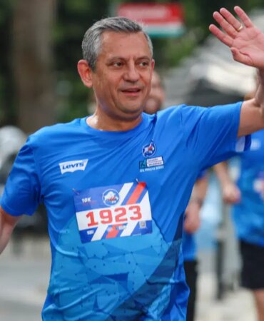 Özgür Özel, İstanbul Maratonu’nda Eşit Eğitim İçin Koşuyor Özgür Özel, İstanbul Maratonu’nda Eşit Eğitim İçin Koşuyor