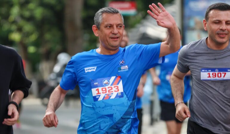 Özgür Özel, İstanbul Maratonu’nda Eşit Eğitim İçin Koşuyor Özgür Özel, İstanbul Maratonu’nda Eşit Eğitim İçin Koşuyor