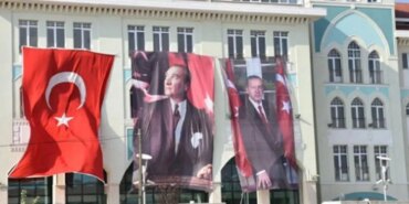 Atatürk ve Erdoğan Posterleri Kriz Yarattı! Atatürk ve Erdoğan Posterleri Kriz Yarattı!