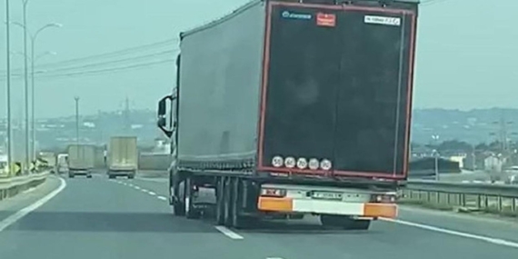 Zikzak Çizen Tır, Trafikte Panik Yarattı! Zikzak Çizen Tır, Trafikte Panik Yarattı!