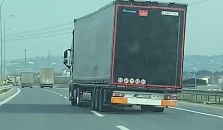 Zikzak Çizen Tır, Trafikte Panik Yarattı! Zikzak Çizen Tır, Trafikte Panik Yarattı!