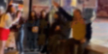 Etek Giydiği İçin Tacize Uğrayan Kadınlar Etek Giydiği İçin Tacize Uğrayan Kadınlar