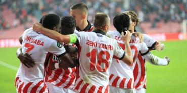 Samsunspor, Dinamo Kiev’i 3-0 ile geçti! Samsunspor, Dinamo Kiev’i 3-0 ile geçti!