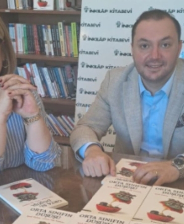 Orta Sınıfın Çöküşü: Demokrasi ve Gezi’nin Hikayesi Orta Sınıfın Çöküşü: Demokrasi ve Gezi’nin Hikayesi