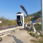 Otomobil Tersakan Çayı’na Uçtu: İki Kız Yaralı!