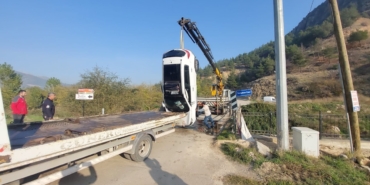 Otomobil Tersakan Çayı’na Uçtu: İki Kız Yaralı!