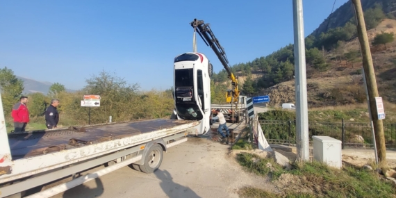 Otomobil Tersakan Çayı’na Uçtu: İki Kız Yaralı!