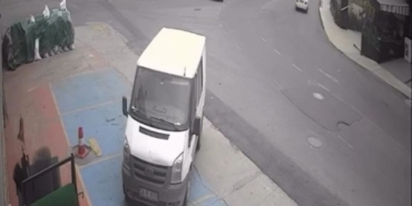 Freni Boşalan Araç Park Halindeki Araca Çarptı!