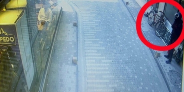 Kasklı Soyguncu Kuyumcudan 5 Kilo Altın Çaldı!