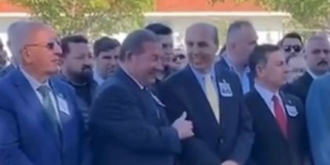 Cenaze Töreninde Gülüşmeler, Tepkiler Çığ Gibi