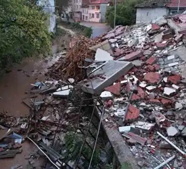Sındırgı’da Deprem: Esnafa Destek Çağrısı! Sındırgı’da Deprem: Esnafa Destek Çağrısı!
