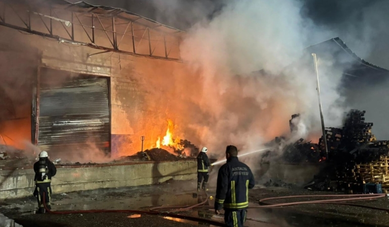 Antalya’da Fabrikada Yangın: 1600 m² Zarar Gördü!