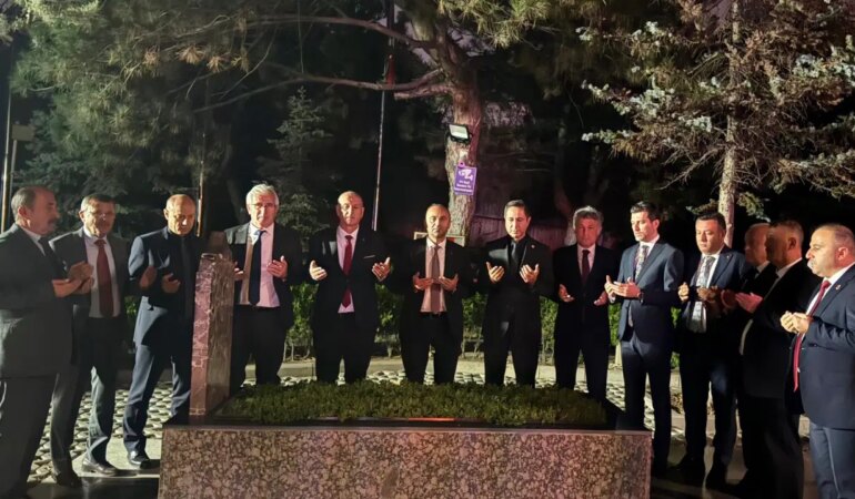 Türkeş’in Kabrinde Siyasi Gerilim Yükseldi