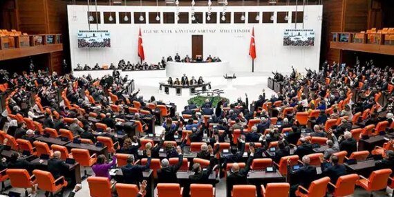 4 Kasım Operasyonuna Tepki: Hukuk Mu, Kumpas mı?