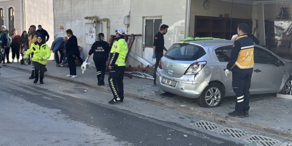 Fırına Dalan Araçta 4 Yaralı! Panik Anları Kamerada