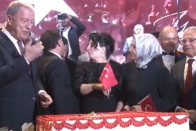 Hulusi Akar’dan Kılıçla Pasta Kesme Şovu! Hulusi Akar’dan Kılıçla Pasta Kesme Şovu!