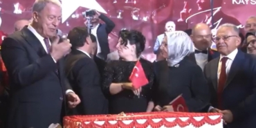 Hulusi Akar’dan Kılıçla Pasta Kesme Şovu!