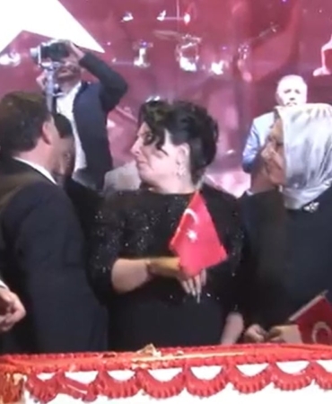 Hulusi Akar’dan Kılıçla Pasta Kesme Şovu! Hulusi Akar’dan Kılıçla Pasta Kesme Şovu!