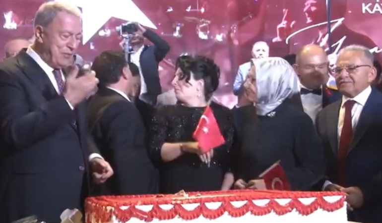 Hulusi Akar’dan Kılıçla Pasta Kesme Şovu! Hulusi Akar’dan Kılıçla Pasta Kesme Şovu!