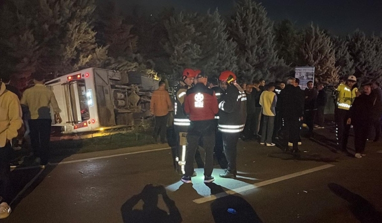 Midibüs ve Otomobil Çarpıştı: 8 Yaralı!