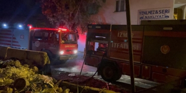 İzmir’de Atık Yığınında Yangın, Kamyonet Yandı!