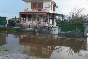 Burhaniye’de Şiddetli Yağışlar Sokakları Göl Etti
