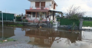 Burhaniye’de Şiddetli Yağışlar Sokakları Göl Etti