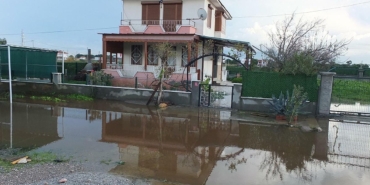 Burhaniye’de Şiddetli Yağışlar Sokakları Göl Etti