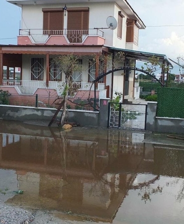 Burhaniye’de Şiddetli Yağışlar Sokakları Göl Etti