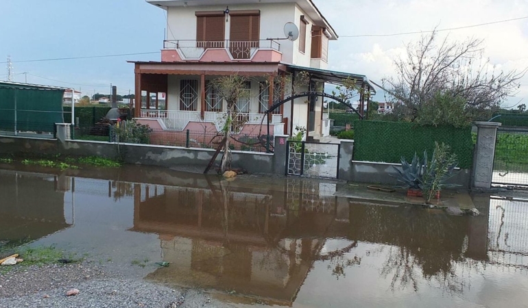 Burhaniye’de Şiddetli Yağışlar Sokakları Göl Etti