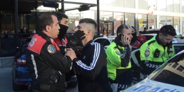 Plakasız Araçla Kaçış: Kafede Yakalandı!