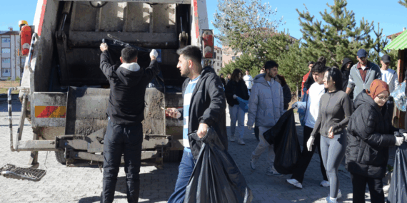 Öğrencilerden Çevre Temizliği İçin Farkındalık