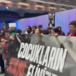 Öğrencilerden Bakan Tekin’e Protesto Gösterisi!