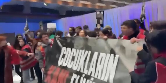 Öğrencilerden Bakan Tekin’e Protesto Gösterisi!