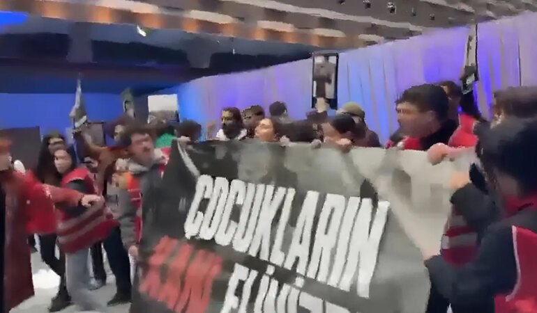 Öğrencilerden Bakan Tekin’e Protesto Gösterisi!